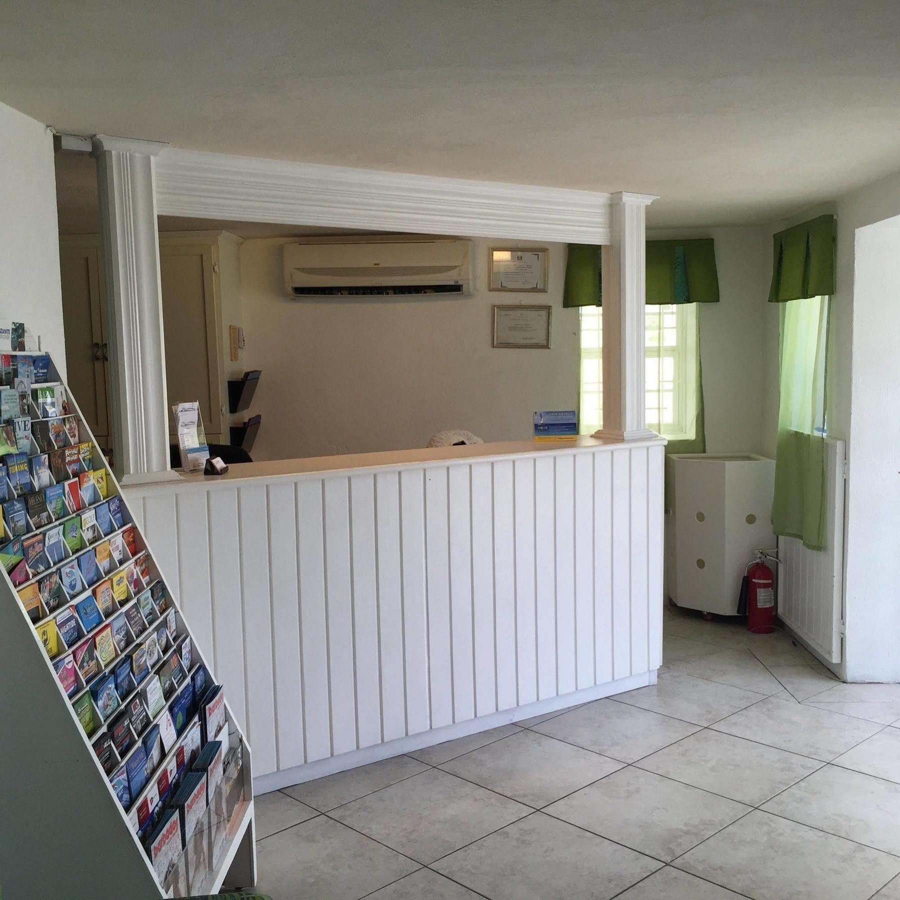 Southern Surf Beach Apartments Rockley Eksteriør billede